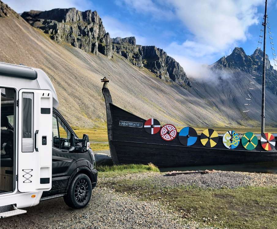 Vikingeskip med seil </p>
<p>